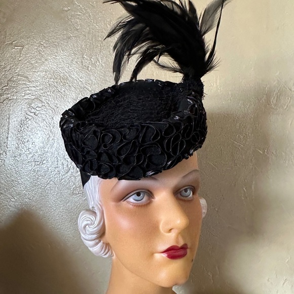 SMART 1940s' BLACK FELT TILT HAT WITH SHINY BLACK TRIM + TALL FEATHERS